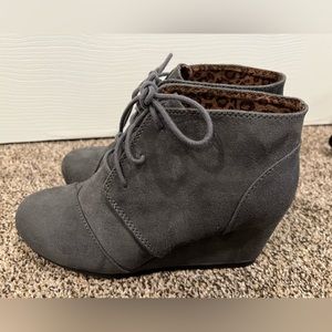 Charcoal Sede Wedge